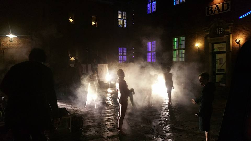 Ångande nattbild badare framför badtunnor och mobila bastur på torget framför Sjaellandsgades bad