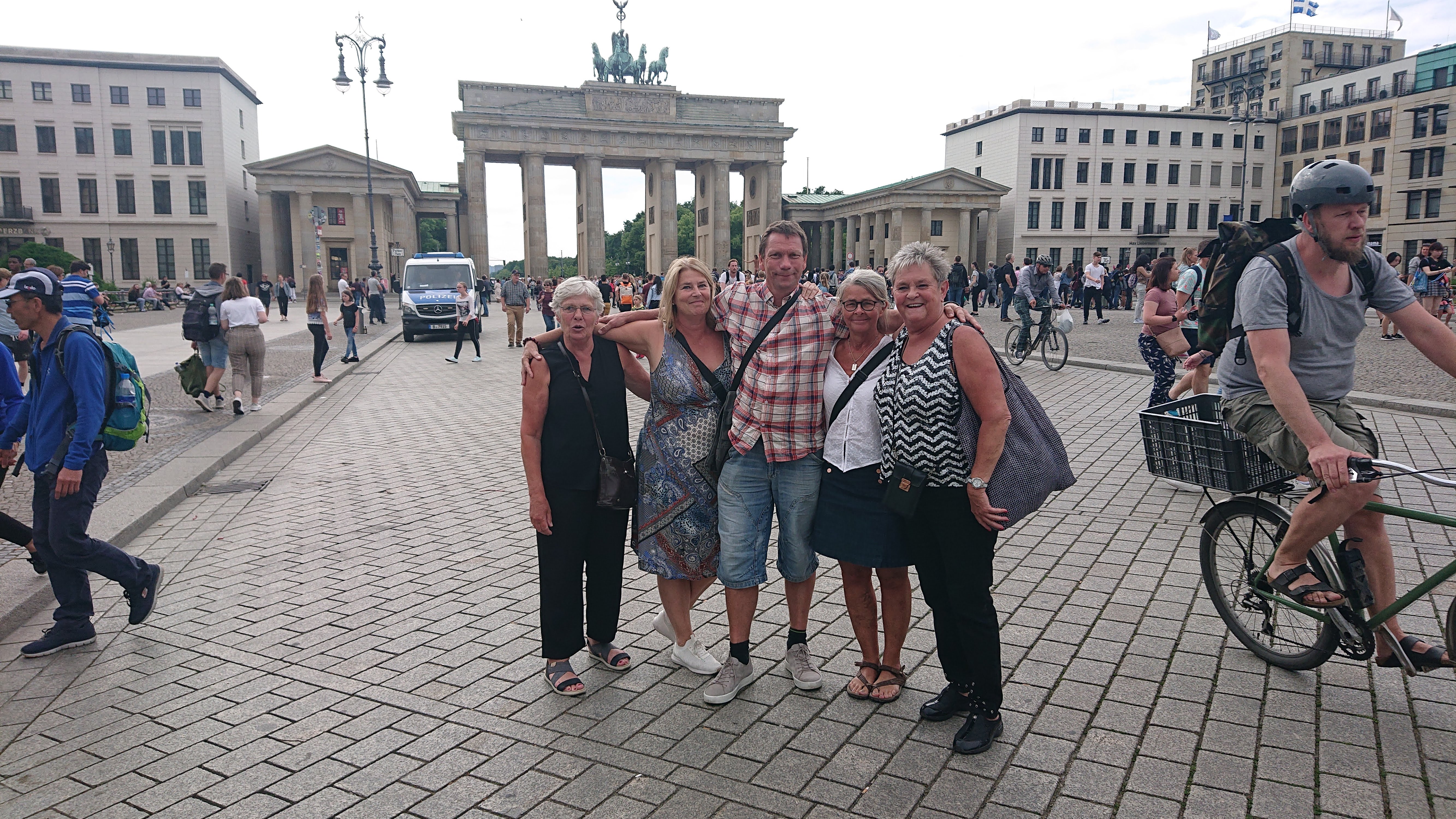 Några av Bastugillets medlemmar framför Brandenburg Tor