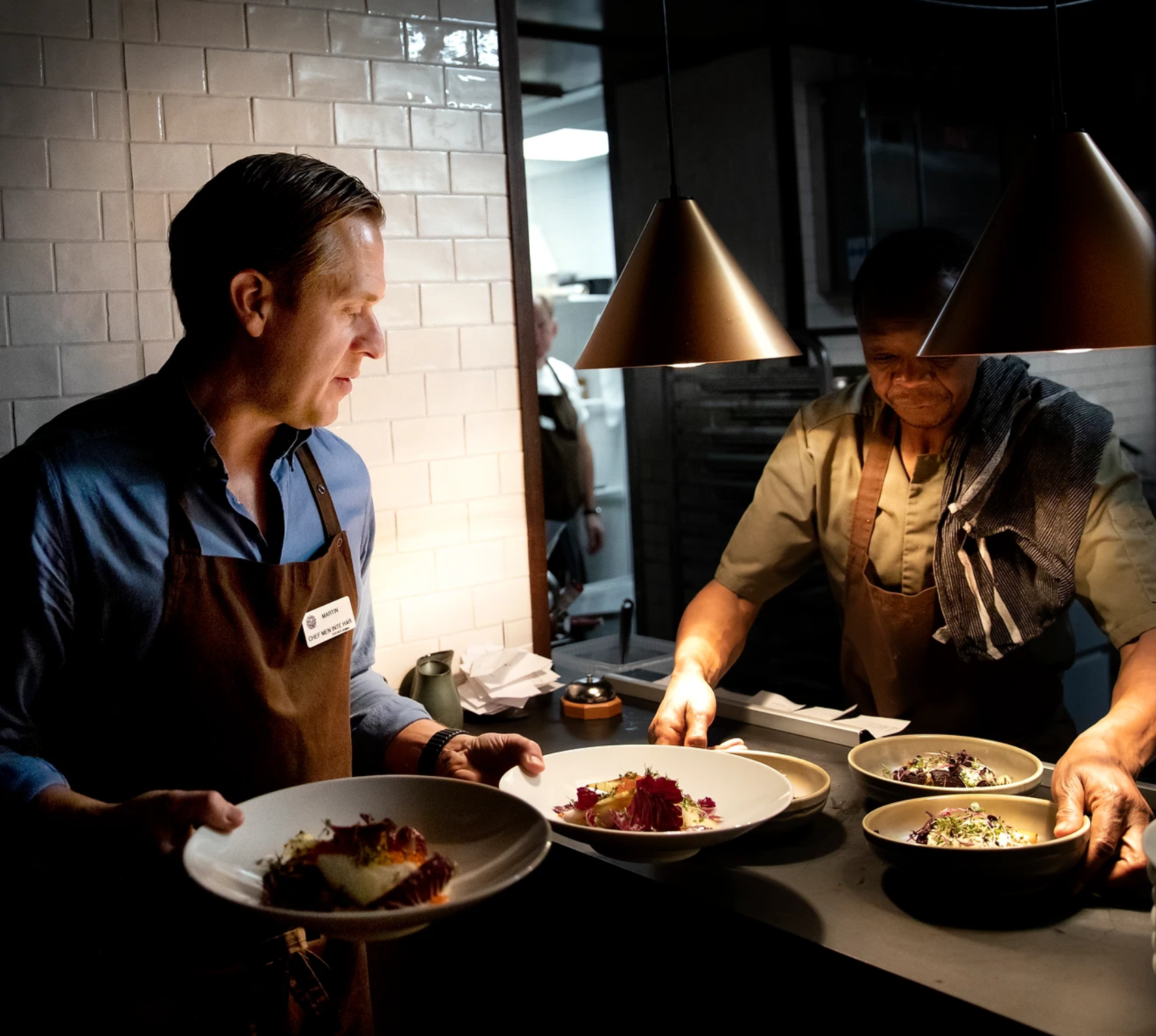 Mat serveras på Kollektivkrogen - Fotograf Emil Malmborg