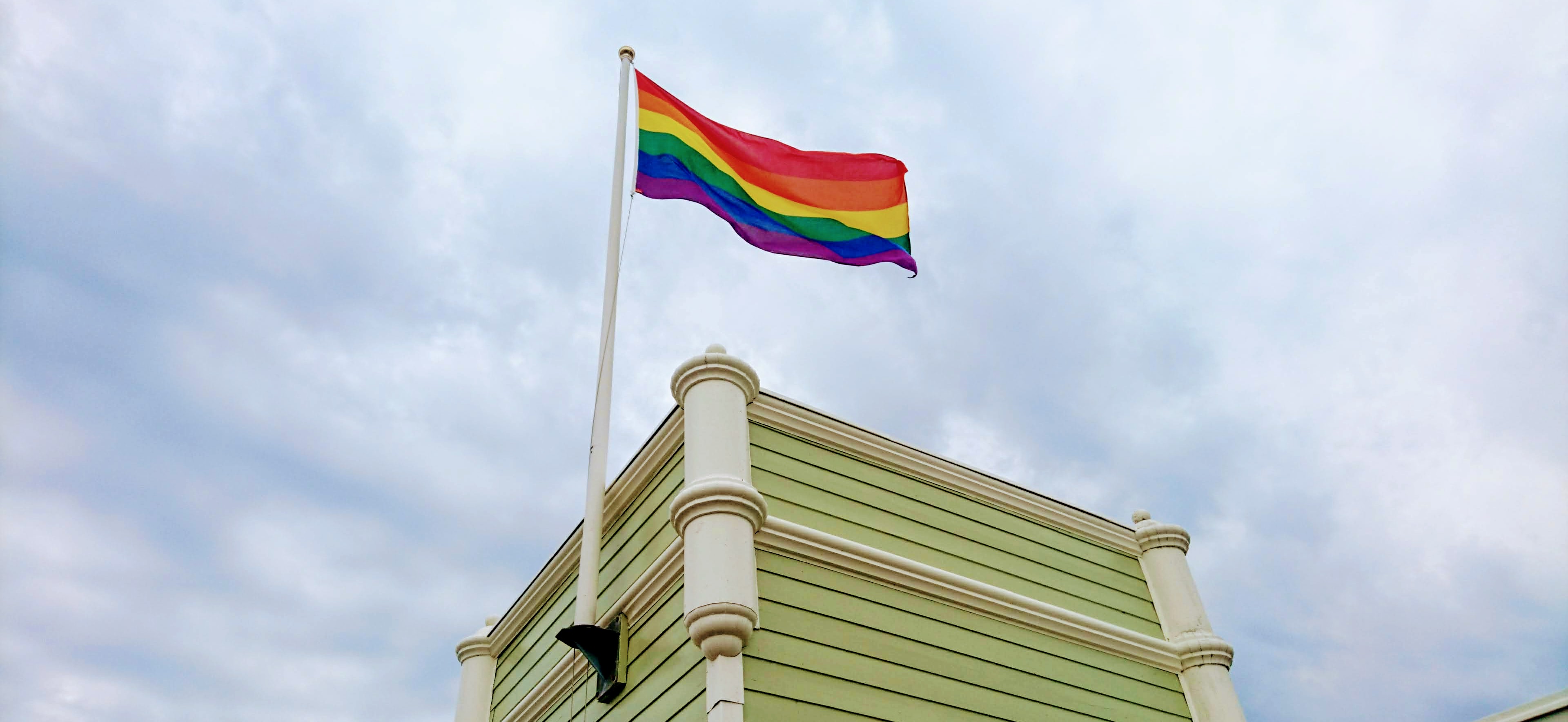 Regnbågsflaggan vajar överRibersborgs kallbadhus under Queer-dagen, som inträffar första måndagen varje månad under 2018