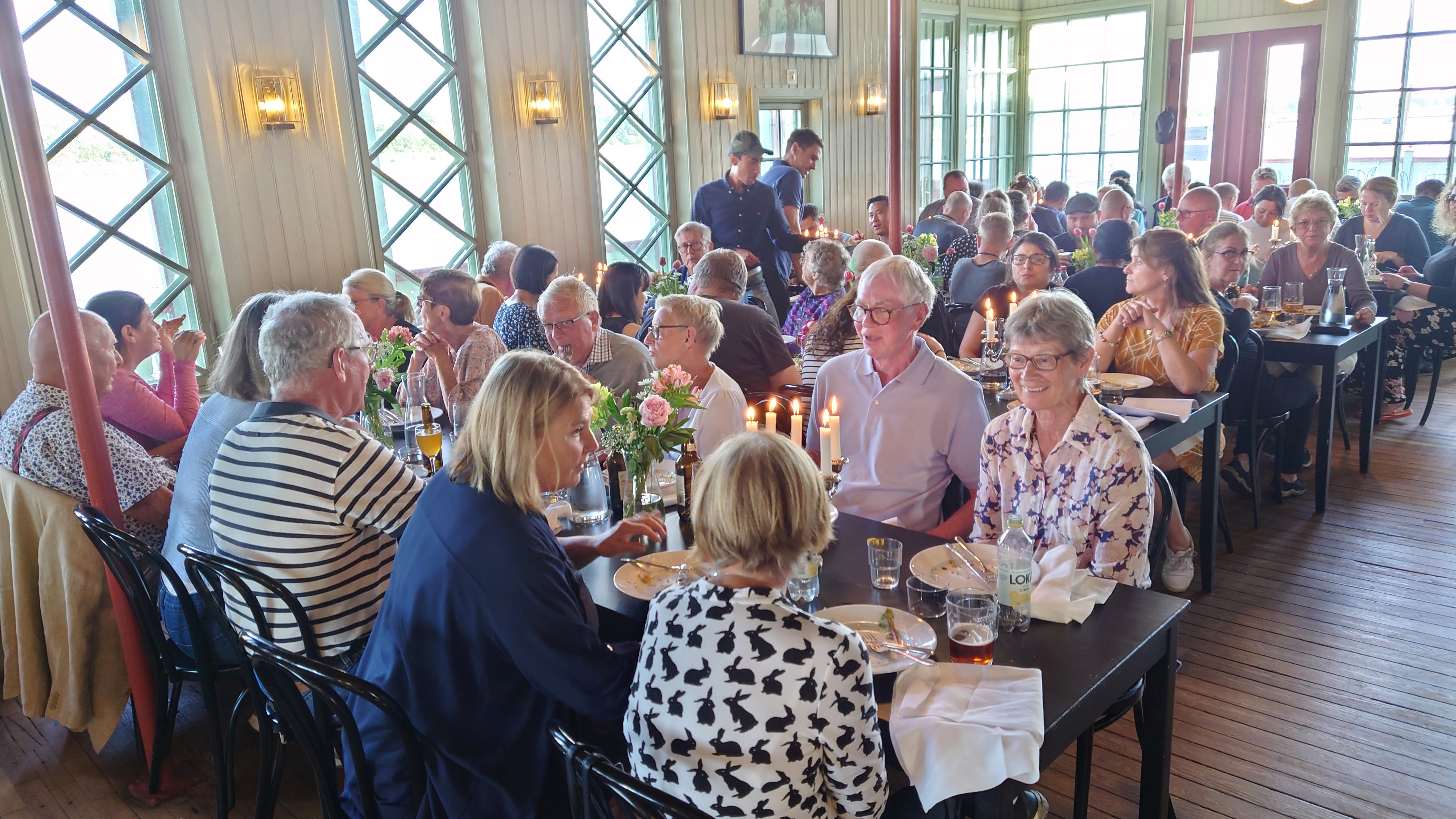 Bastugillets medlemmar samlade i den festdukade restaurangen på Ribersborgs kallbadhus.